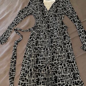 Diane von Furstenberg 100% silk wrap dress, pre-owned size 6
